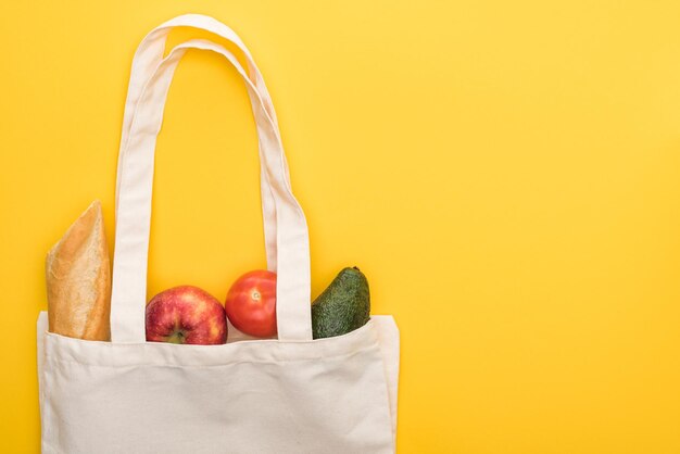 Foto close-up di una borsa rossa su sfondo giallo