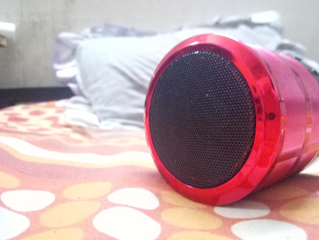 Photo close-up of red ball on bed at home