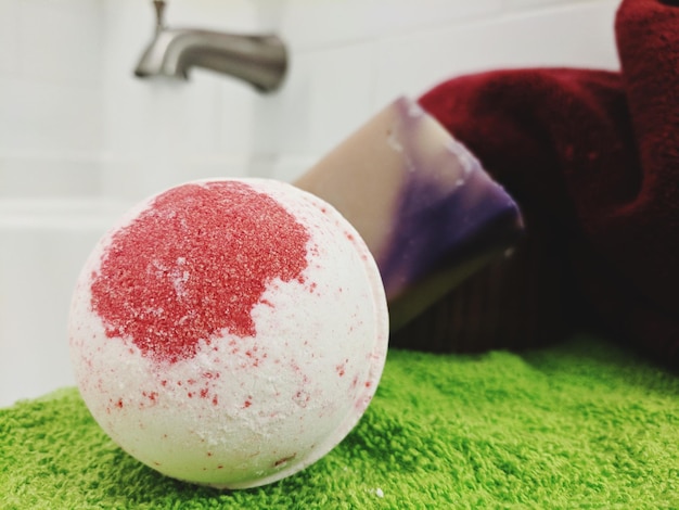 Photo close-up of red ball on table