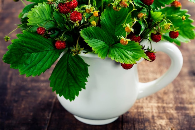 Photo close-up of red berries on table