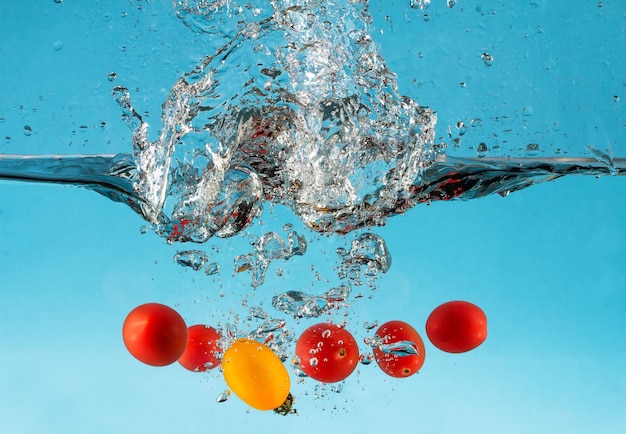 Photo close-up of red berries on water against blue background