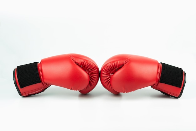 Близкий план красных боксерских перчаток на белом фоне