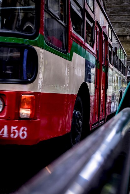 Photo close-up of red bus on street in city