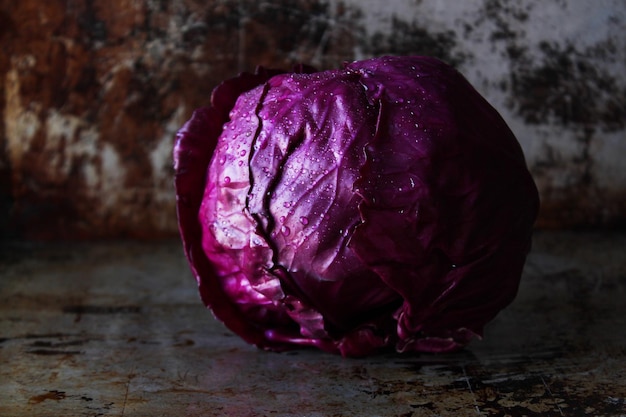 Foto prossimo piano del cavolo rosso sulla tavola