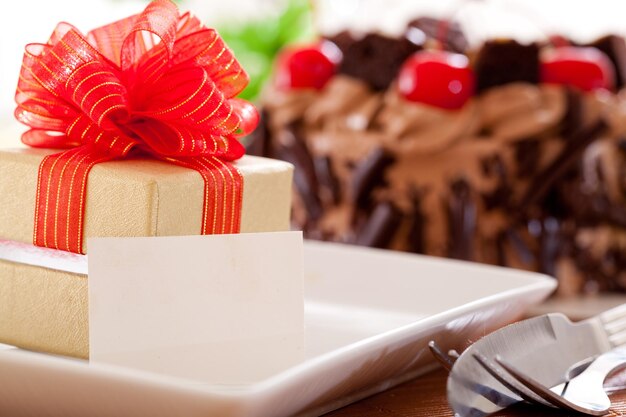 Foto close-up di una torta rossa in scatola sul tavolo