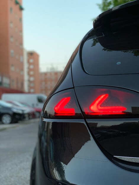 Foto close-up di un'auto rossa in strada