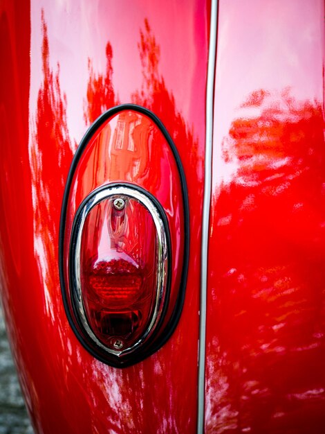 Foto prossimo piano della luce posteriore rossa dell'auto