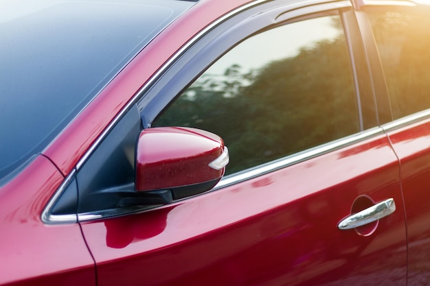 Foto prossimo piano dell'auto rossa