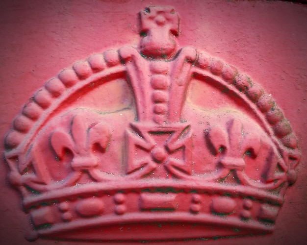 Photo close-up of red carving on wall