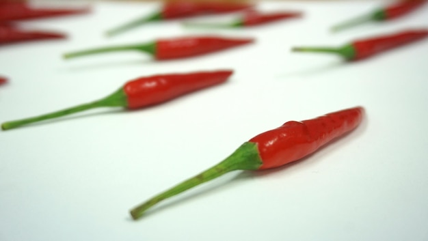 Foto close-up di peperoncino rosso su sfondo bianco