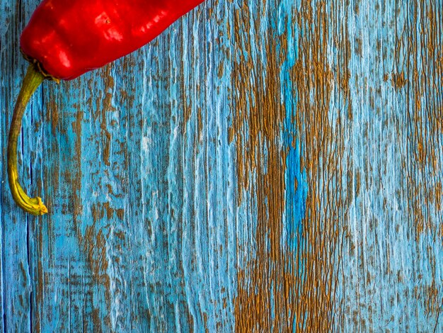 Foto close-up di peperoncino rosso su un tavolo di legno