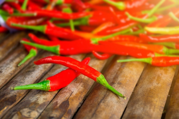 Photo close-up of red chili peppers on table