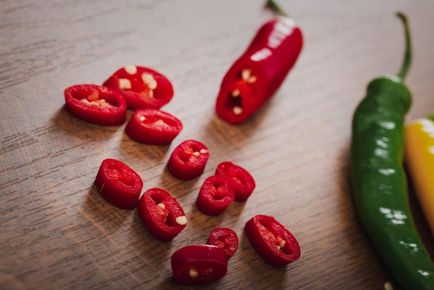 Photo close-up of red chili peppers on table