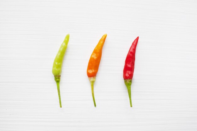 Photo close-up of red chili peppers on table