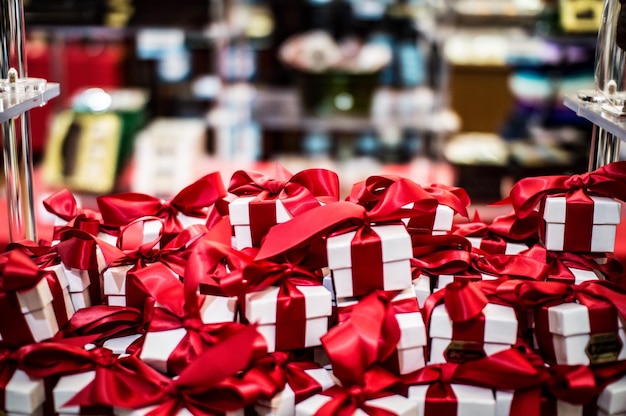 Foto close-up dei regali di natale rossi