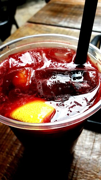 Foto close-up di una bevanda fredda rossa servita a tavola