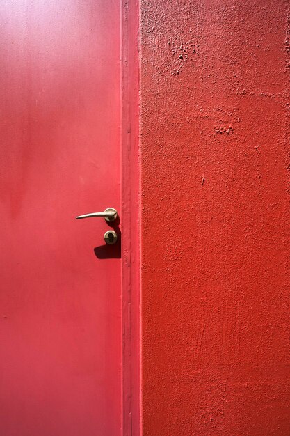 Foto close-up di una porta rossa