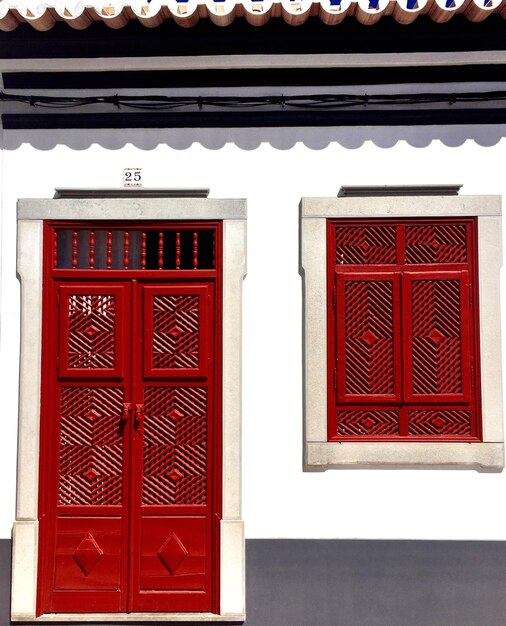 Photo close-up of red door