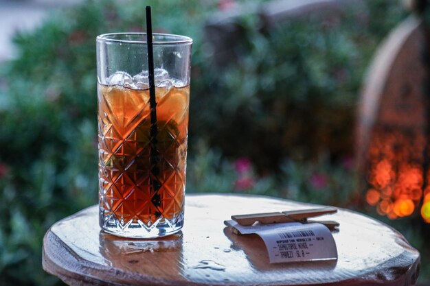 Photo close-up of a red drink in glass on table