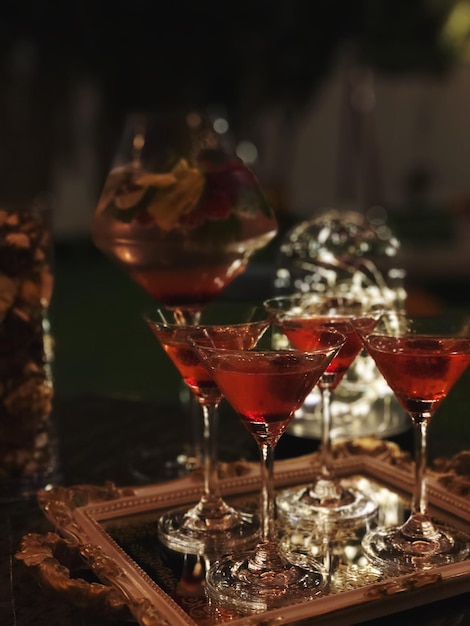 テーブルの上にあるグラスの赤い飲み物のクローズアップ