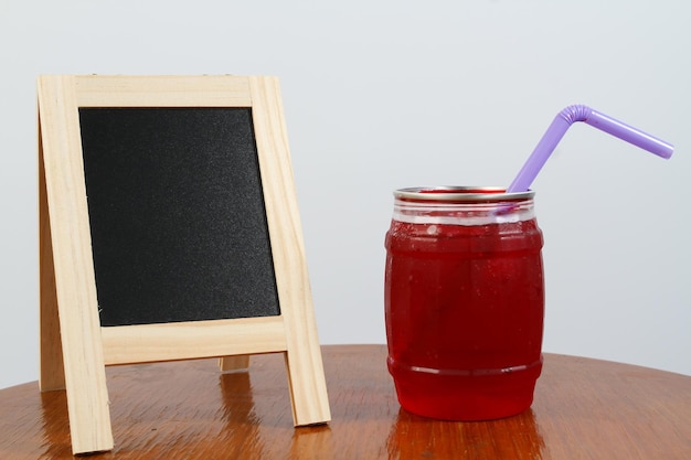 Photo close-up of red drink on table