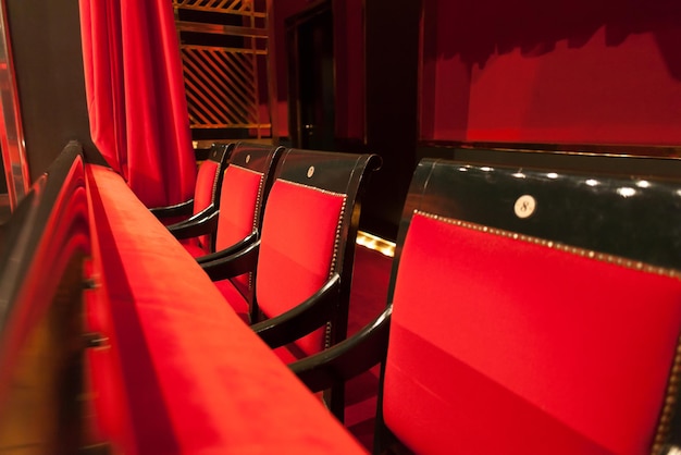 Photo close-up of red empty chairs in theater