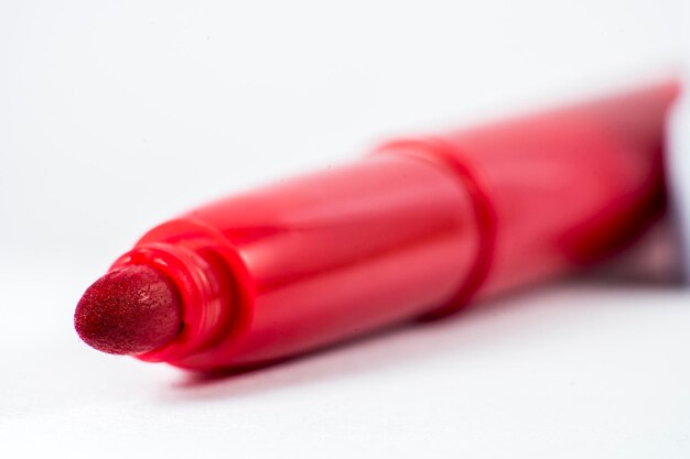 Foto close-up di una penna a punta di feltro rossa su sfondo bianco
