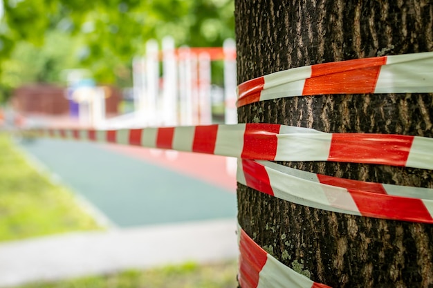 Foto close-up della bandiera rossa sul tronco dell'albero