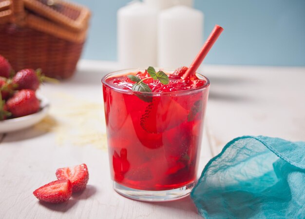 Foto close-up di frutta rossa in bicchiere su tavola