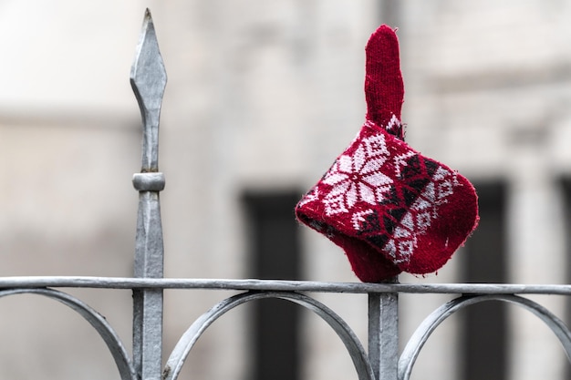 Foto close-up del guanto rosso sulla recinzione