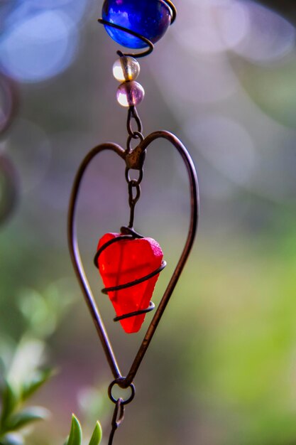 Foto close-up di forma di cuore rosso appeso all'aperto