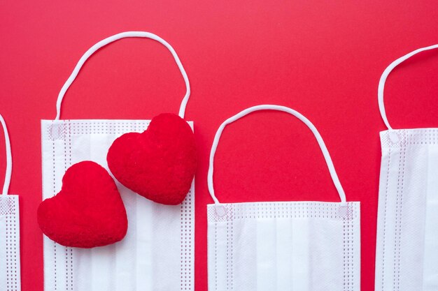 Foto close-up di forma di cuore rosso su sfondo bianco