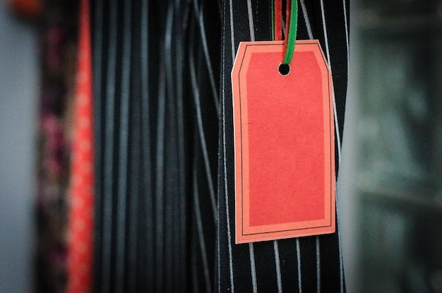 Photo close-up of red label hanging on clothes