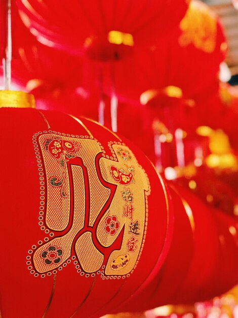 Photo close-up of red lantern hanging in market