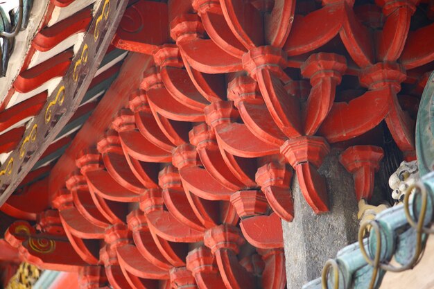 Foto close-up di lanterne rosse appese nel tempio