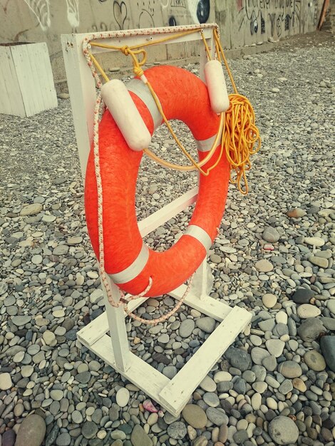 Photo close-up of red life buoy