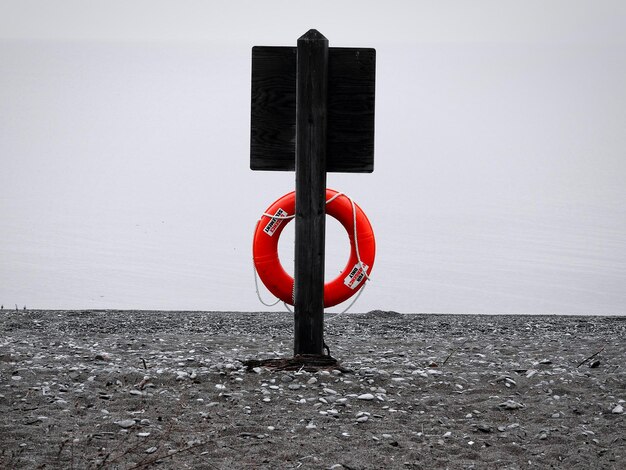 Photo close-up of red lifebuoy against sky