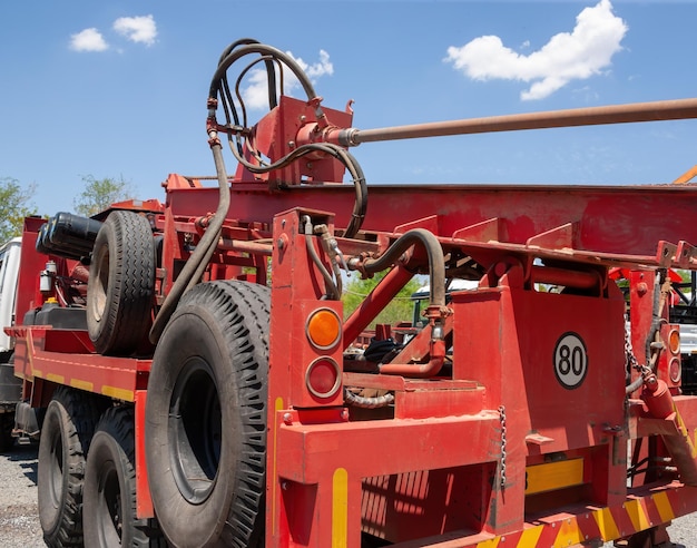 Photo close-up of red machinery against sky