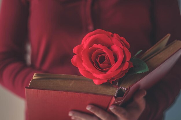 Photo close-up of a red rose on a book