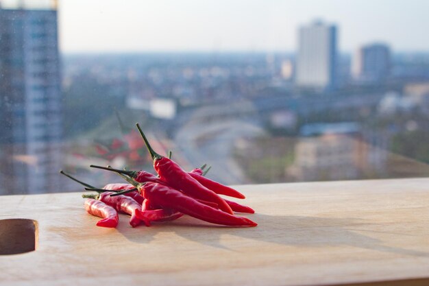 Foto close-up di una rosa rossa su un tavolo in città