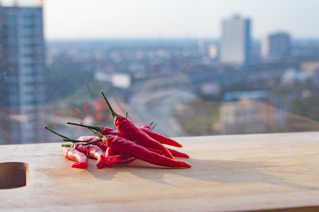 Foto close-up di una rosa rossa su un tavolo in città