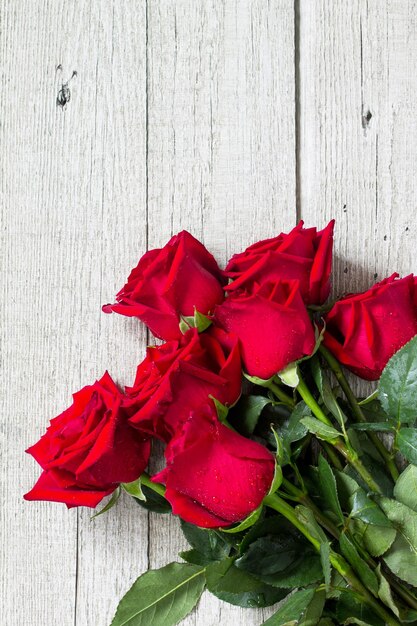 Foto close-up di una rosa rossa sul tavolo