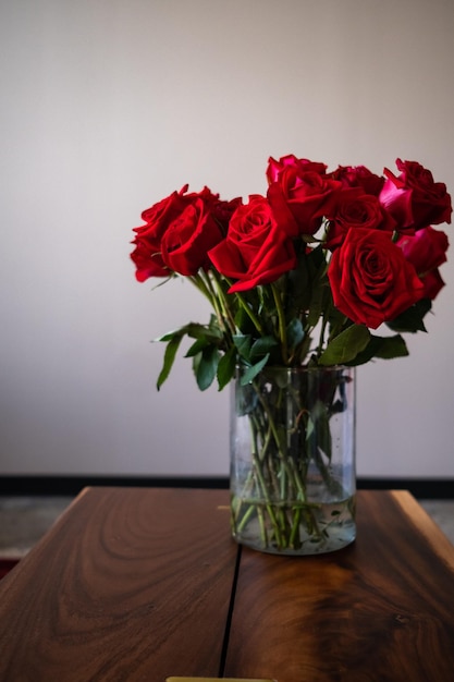 테이블 위 에 있는 꽃병 에 있는 은 장미 의 클로즈업