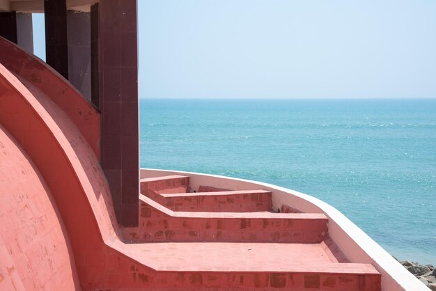 Foto prossimo piano del mare rosso contro un cielo limpido