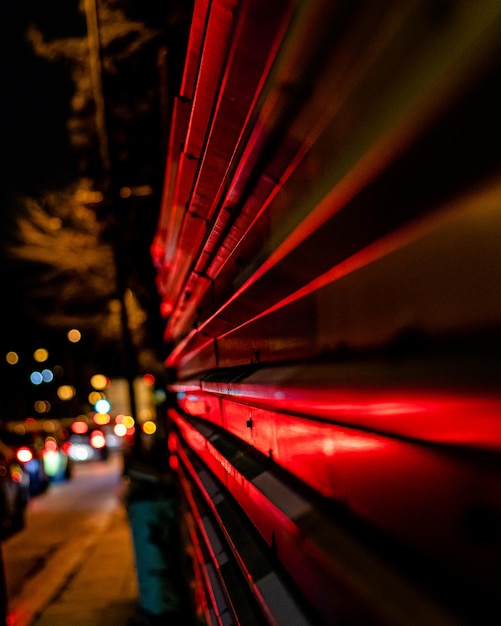 Photo close-up of red shutter at night