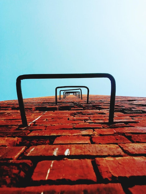 Photo close-up of red structure against clear sky