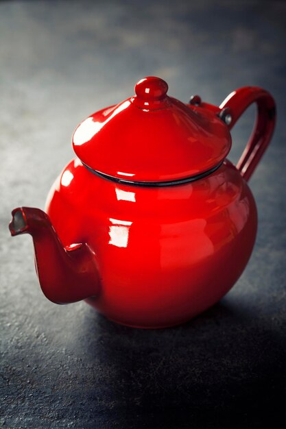 Photo close-up of red tea cup on table