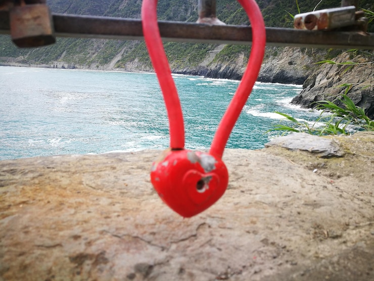 Photo close-up of red toy hanging on rock
