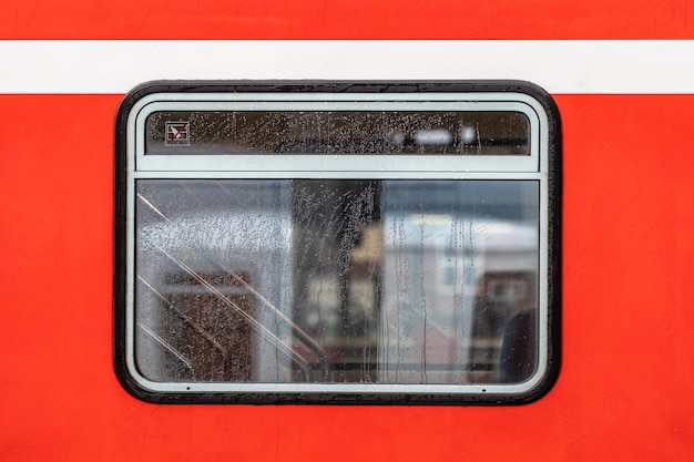 Foto close-up della finestra del treno rosso