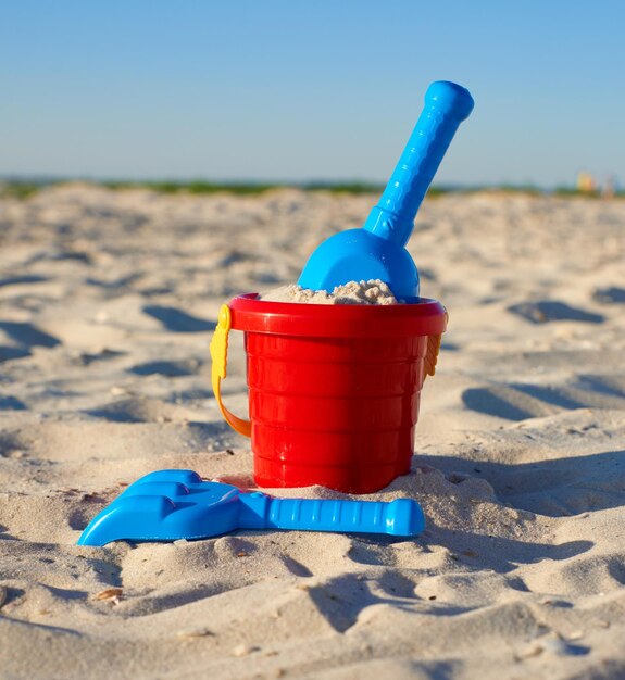 Photo close-up of red umbrella on beach